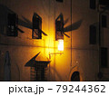 イタリア/サンジミニャーノ　街灯のまわりで窓の影が伸びた様子　夜の景観 79244362