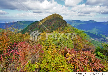 二本ボソからの紅葉の俱留尊山 79244515
