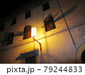 イタリア/サンジミニャーノ　街灯のまわりで窓の影が伸びた様子　夜の建物 79244833