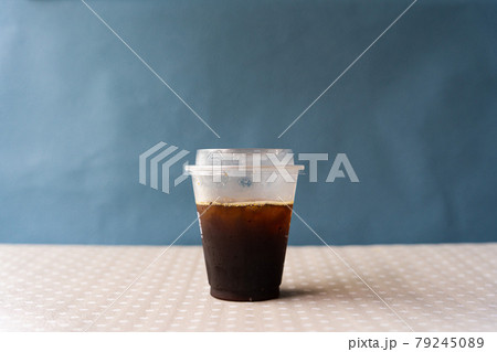 ブラカップに入ったアイスコーヒー 79245089