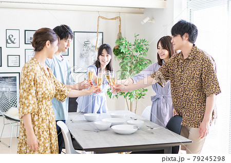 乾杯をする若い男女 乾杯をする若い男女 79245298