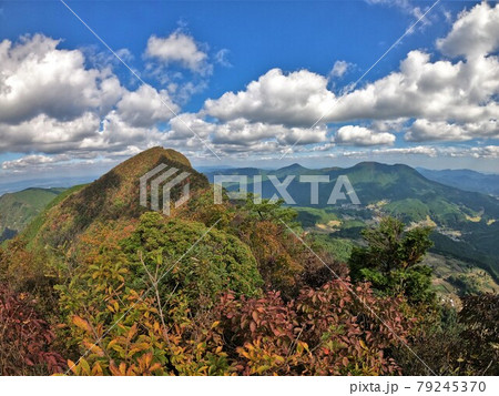 二本ボソ山頂からの俱留尊山 二本ボソ山頂からの俱留尊山 79245370