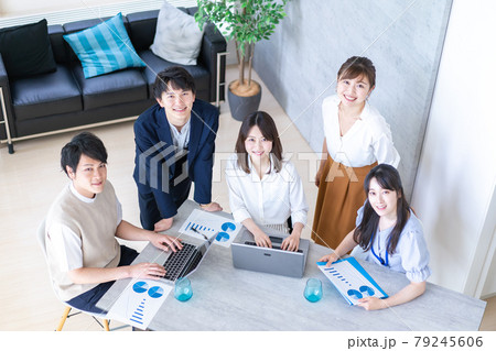 ベンチャー企業で働くビジネスパーソン 79245606