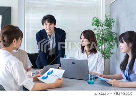 ベンチャー企業で働くビジネスパーソン 79245610