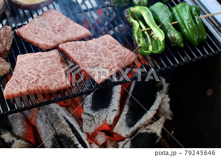 バーベキューでの炭火焼肉 バーベキューでの炭火焼肉 79245646