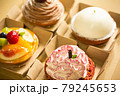 タルト専門店のかわいいタルトが4つ 79245653