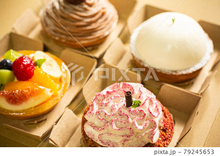 タルト専門店のかわいいタルトが4つ 79245653