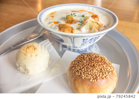 台湾や中国などで定番の朝ごはん「鹹豆漿(シェントゥジャン)」のセット 台湾や中国などで定番の朝ごはん「鹹豆漿(シェントゥジャン)」のセット 79245842