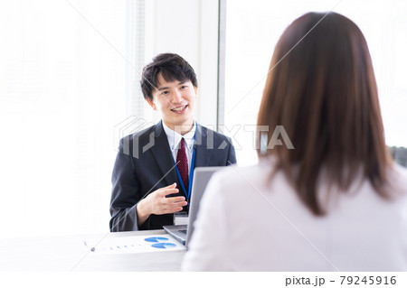 上司と面談をするビジネスパーソン 79245916