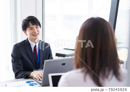 上司と面談をするビジネスパーソン 79245929