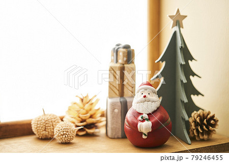 窓辺のクリスマスイメージ サンタクロース 窓辺のクリスマスイメージ サンタクロース 79246455