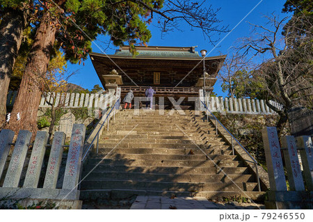 茨城県つくば市 秋の筑波山神社の随神門(ずいしんもん)を石段下から見る 79246550
