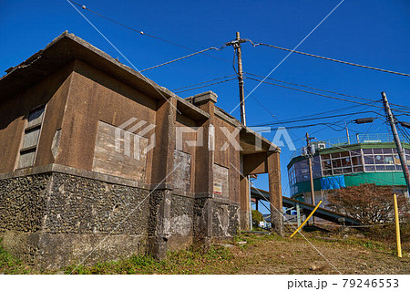 筑波山ケーブルカー山頂駅下の登山道からコマ展望台方面を見上げる 79246553