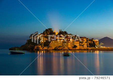 モンテネグロ　ビーチから見えるスヴェティ・ステファンの夜景 79246571