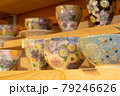カラフルな花柄が描かれた湯飲みや茶碗、ティーカップなど 79246626