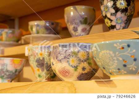 カラフルな花柄が描かれた湯飲みや茶碗、ティーカップなど 79246626