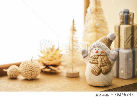 窓辺のクリスマスイメージ 雪だるまと窓クリスマスツリー 窓辺のクリスマスイメージ 雪だるまと窓クリスマスツリー 79246847