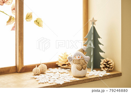 窓辺のクリスマスイメージ 雪だるまと窓クリスマスツリー 窓辺のクリスマスイメージ 雪だるまと窓クリスマスツリー 79246880