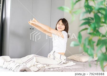 朝日で目覚める若い女性 79246988