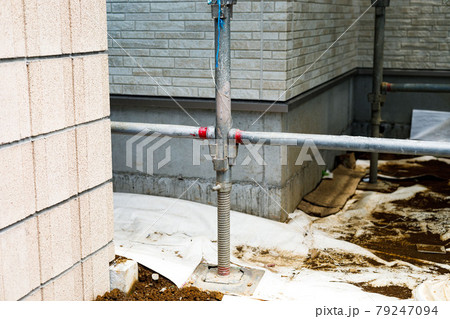 新築工事現場　くさび式足場 79247094