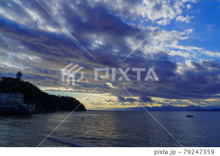 神奈川県藤沢市 夕暮れ時の江ノ島と相模湾 神奈川県藤沢市 夕暮れ時の江ノ島と相模湾 79247359