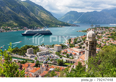 モンテネグロ　コトルの城壁から見える風景と救世処女教会 79247448