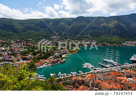 モンテネグロ　コトルの城壁から見える街並みと港 79247454