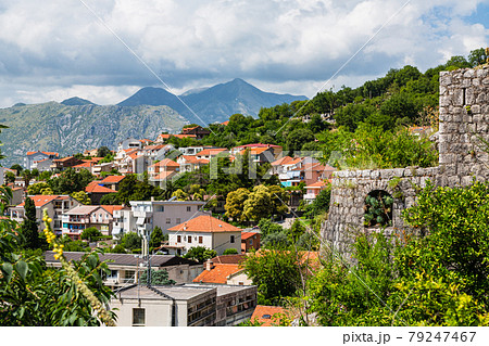 モンテネグロ　丘に広がるコトルの町並みと城壁 79247467