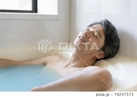 お風呂でくつろぐ50代の男性　入浴 79247573