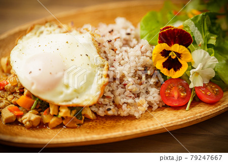 トロピカルなガパオライス食用花を添えて 79247667