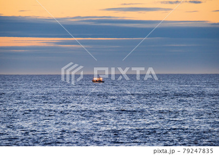 神威岬沖合の漁船の漁火 79247835