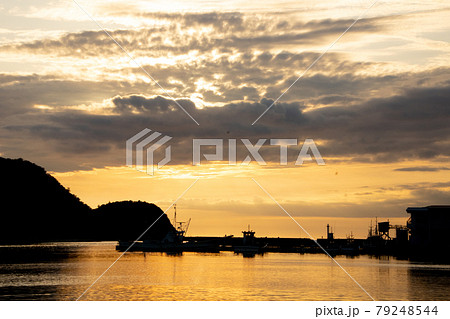 夕暮れ時の港と停泊する漁船 79248544