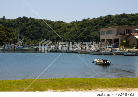 晴天の日中の温泉津港と漁船 79248732