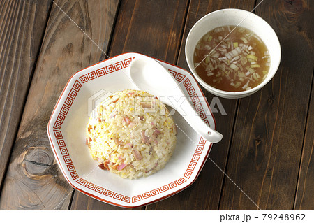 鳴門巻きやチャーシューなど色々な具材が入った熱々の五目チャーハンと中華スープを俯瞰撮影 79248962