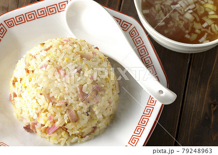 鳴門巻きやチャーシューなど色々な具材が入った熱々の五目チャーハンと中華スープを俯瞰撮影 79248963