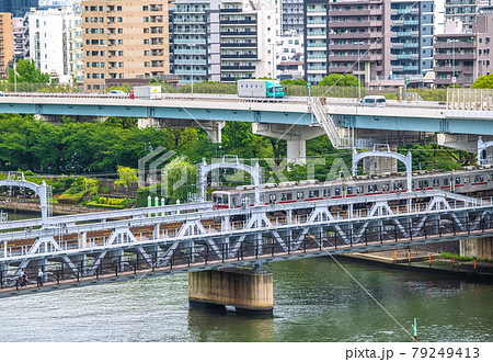 日本の東京都市景観　隅田川や街並みなどを望む 79249413
