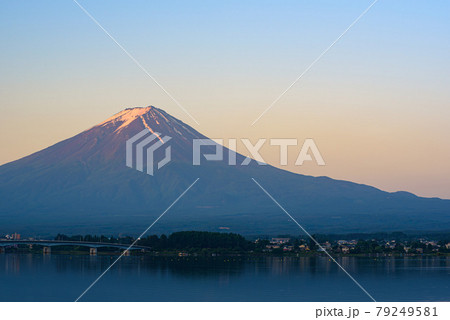 (山梨県)朝焼けの富士山と河口湖大橋 (山梨県)朝焼けの富士山と河口湖大橋 79249581