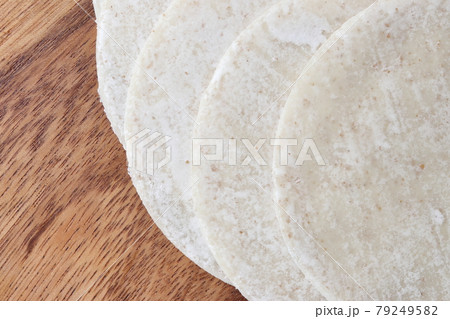 小麦粉でできた円い餃子の皮 小麦粉でできた円い餃子の皮 79249582