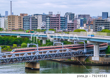 日本の東京都市景観　隅田川や街並みなどを望む 79249583