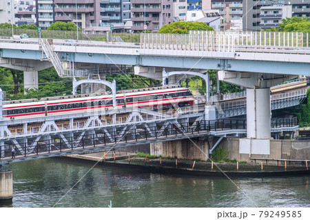 日本の東京都市景観　隅田川や街並みなどを望む 79249585