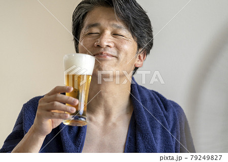 扇風機の前でビールを飲む50代の男性 お風呂上り イメージ 扇風機の前でビールを飲む50代の男性 お風呂上り イメージ 79249827