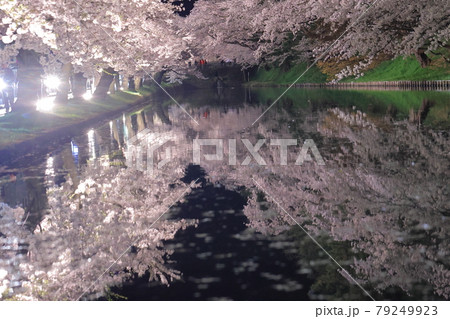 弘前公園濠の桜反射 79249923
