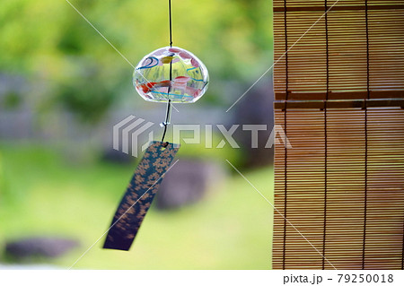 茶室のすだれと錦鯉の風鈴4 79250018