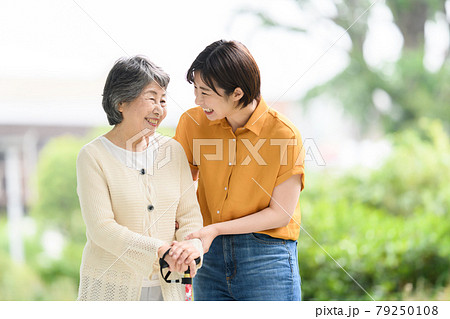 シニア女性　若い女性　新緑　介護　笑顔 79250108