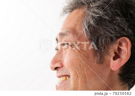 シニア男性　顔　アップ 79250562