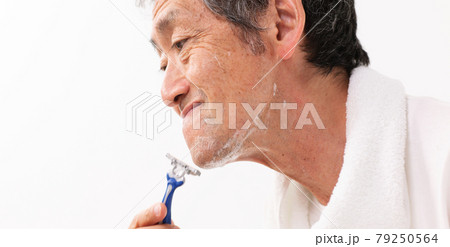 ヒゲを剃るシニア男性　メンズビューティー 79250564