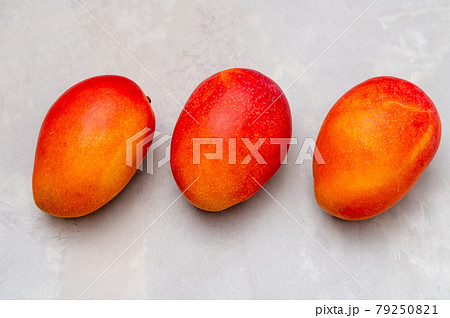 木のお皿にのったマンゴー 79250821