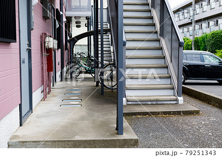賃貸アパートの階段 79251343