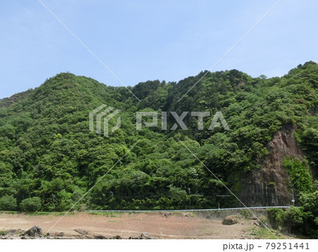 初夏の山 木曽川沿いの道路と電信柱と砂利背景 初夏の山 木曽川沿いの道路と電信柱と砂利背景 79251441