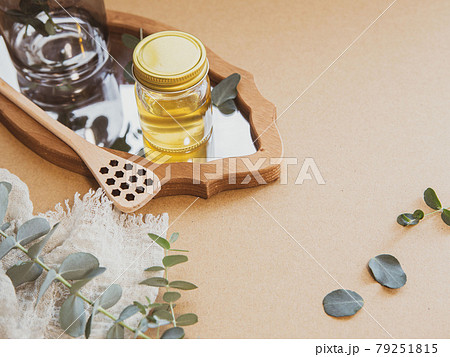 ガラス瓶に入った蜂蜜・はちみつと蜂の巣ハニーディッパー ガラス瓶に入った蜂蜜・はちみつと蜂の巣ハニーディッパー 79251815